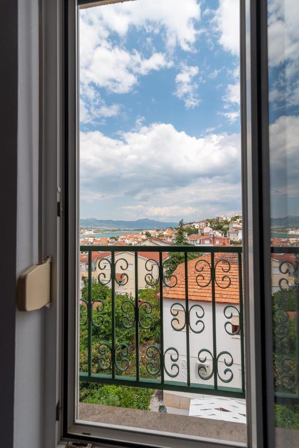 Appartement Apartman Dildo à Trogir Extérieur photo